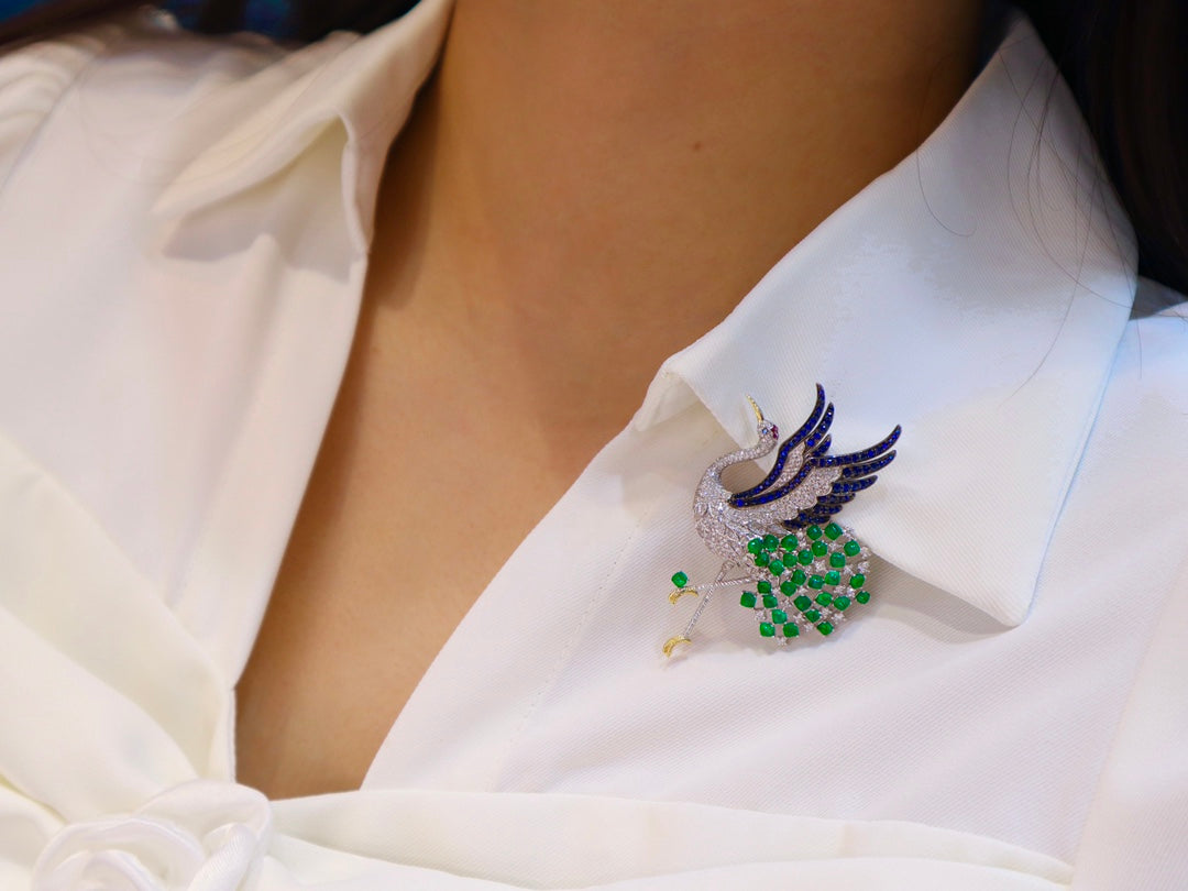 Spilla/pendente con gru color smeraldo: una meraviglia di gioielli a doppio senso