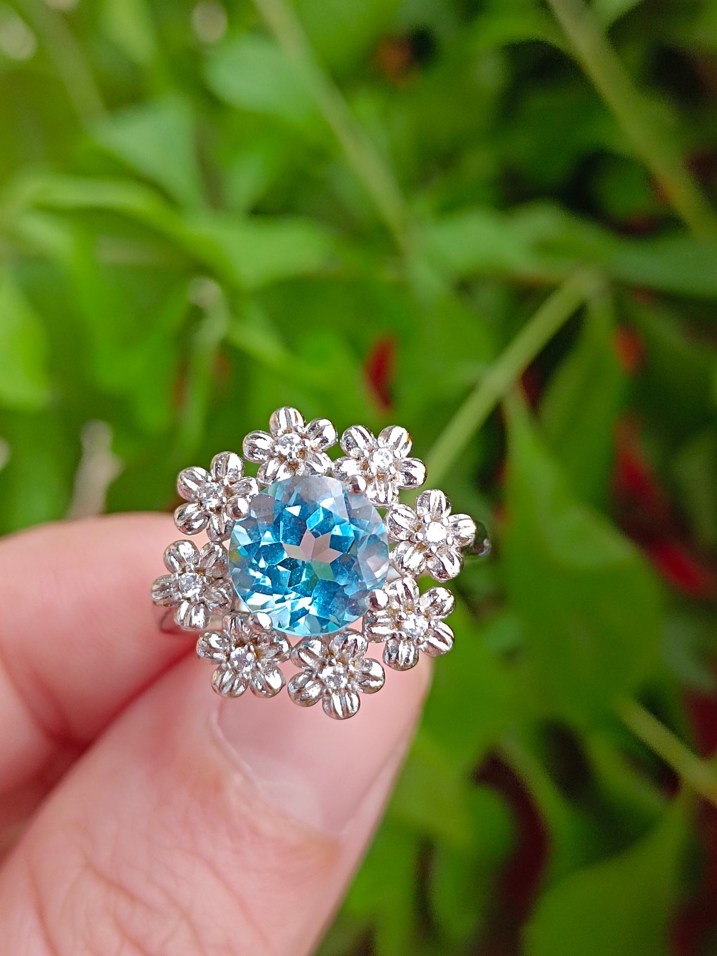 Squisito anello con fiori ricchi di topazi naturali: un gioiello unico