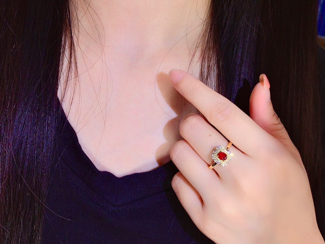 Luxusschmuck: Rubinring aus 18 Karat Gold mit Diamantakzenten