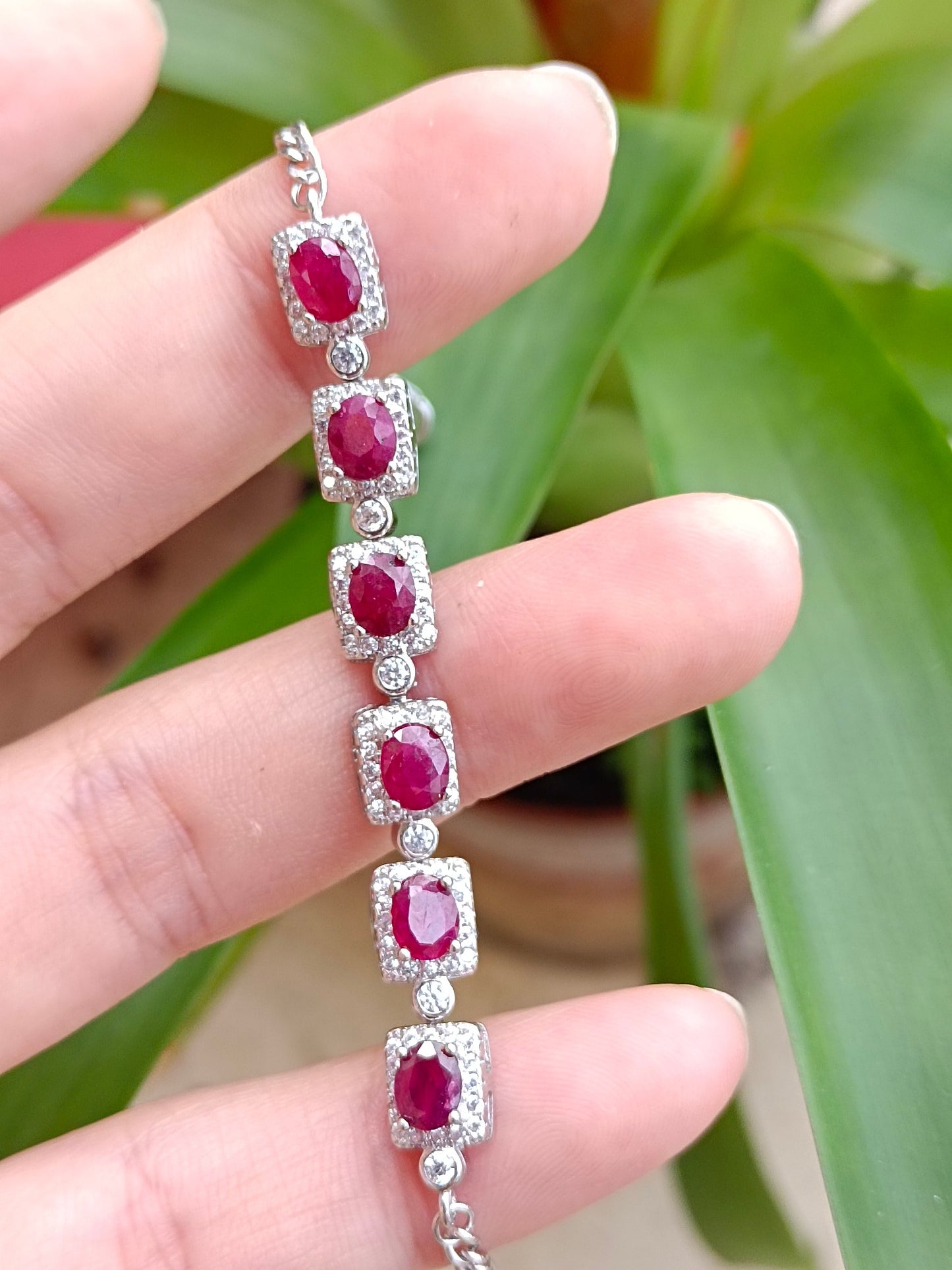Oogverblindende robijnen armband - een tijdloos stukje elegantie