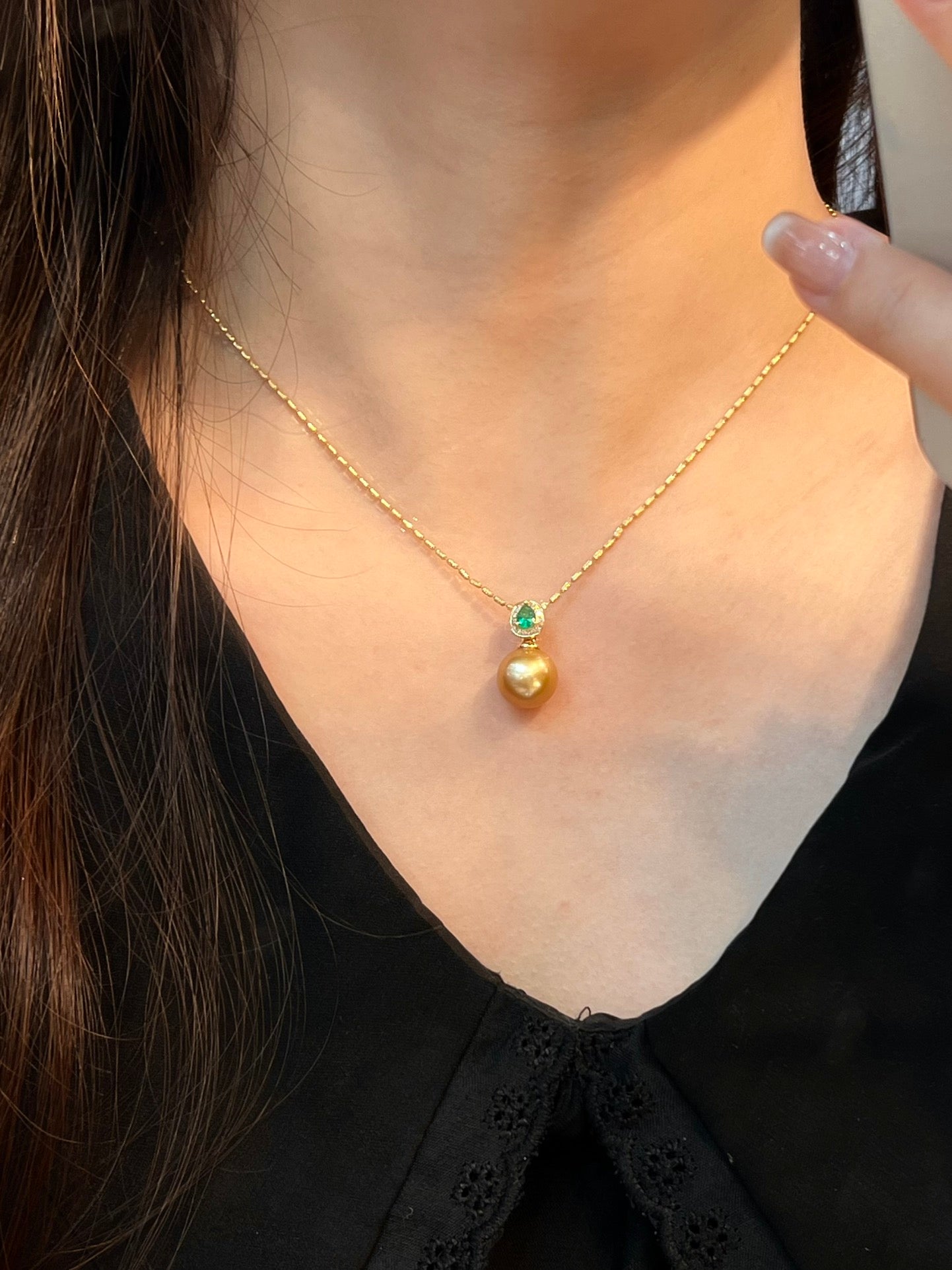 Elegant 18K Gold Embedded Pearl Pendant with Emerald and Diamond Accents