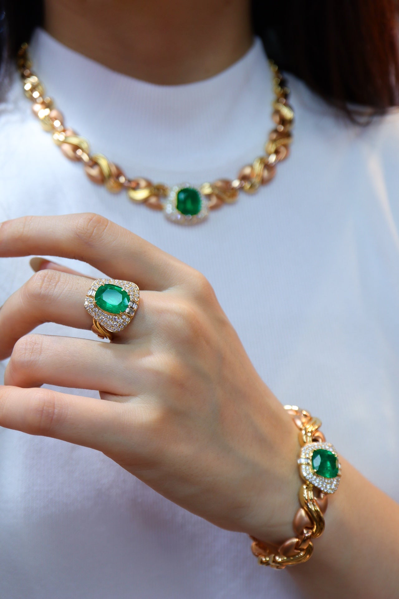 Smaragd-Schmuckset: Modernes Vintage-Design, Akzente aus 18-karätigem Gold und Diamanten