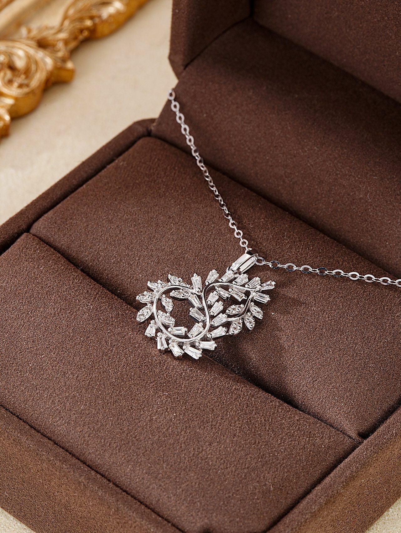 Elegant Lace-Edged Gourd Pendant Jewelry - White Diamond Pendant