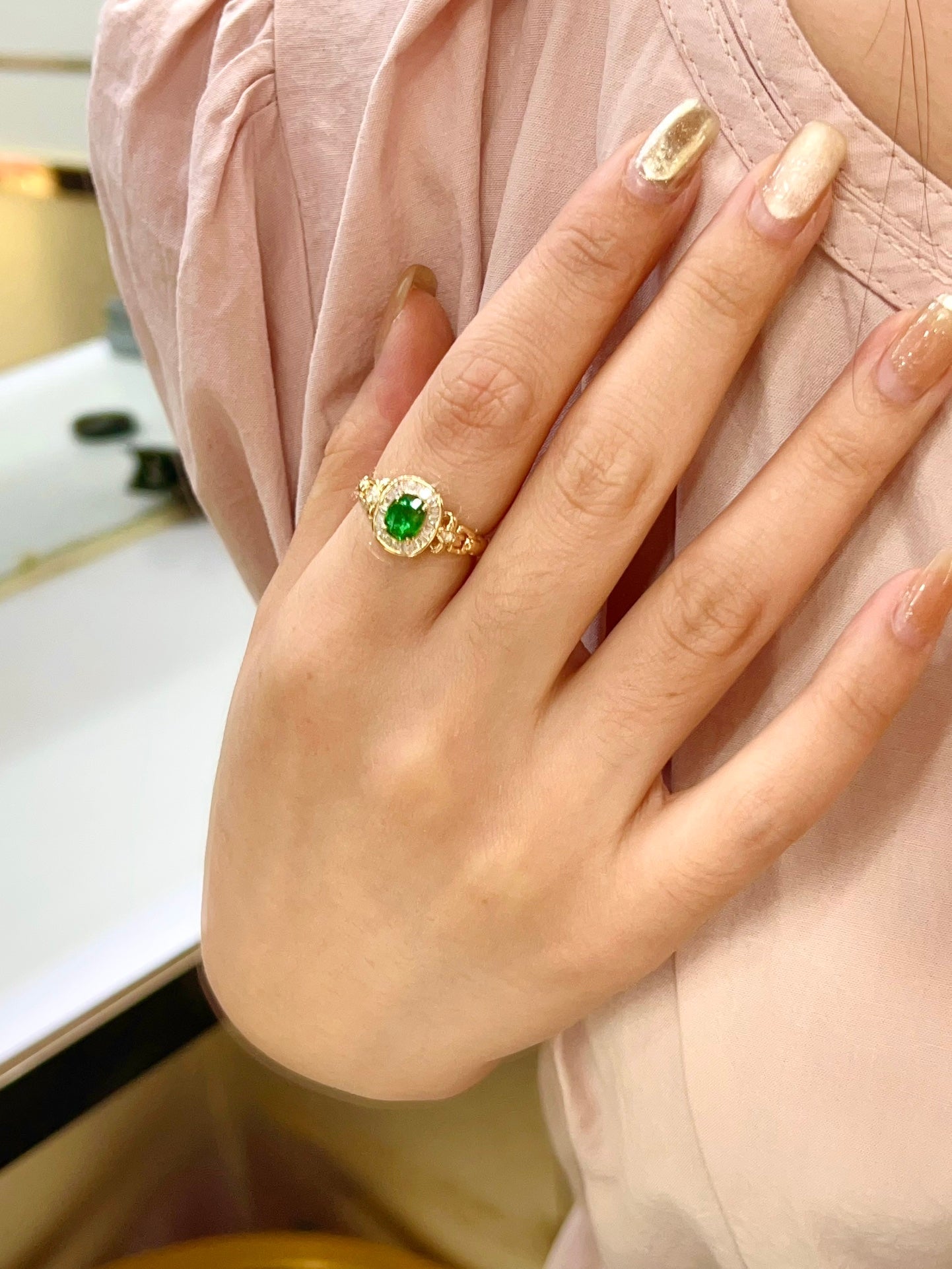 Elegant Vintage Style! High-end and Exquisite 18k Gold Diamond-embedded Swat Muzo Emerald Ring - Jewelry Jeweler.Jewelry