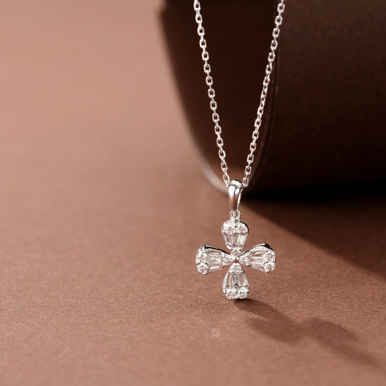 Exquisite Four-Leaf Clover Waterdrop Pendant Jewelry - White Diamond Pendant