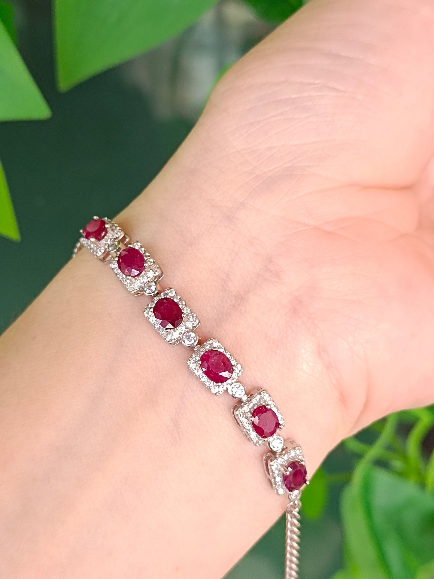 Oogverblindende robijnen armband - een tijdloos stukje elegantie