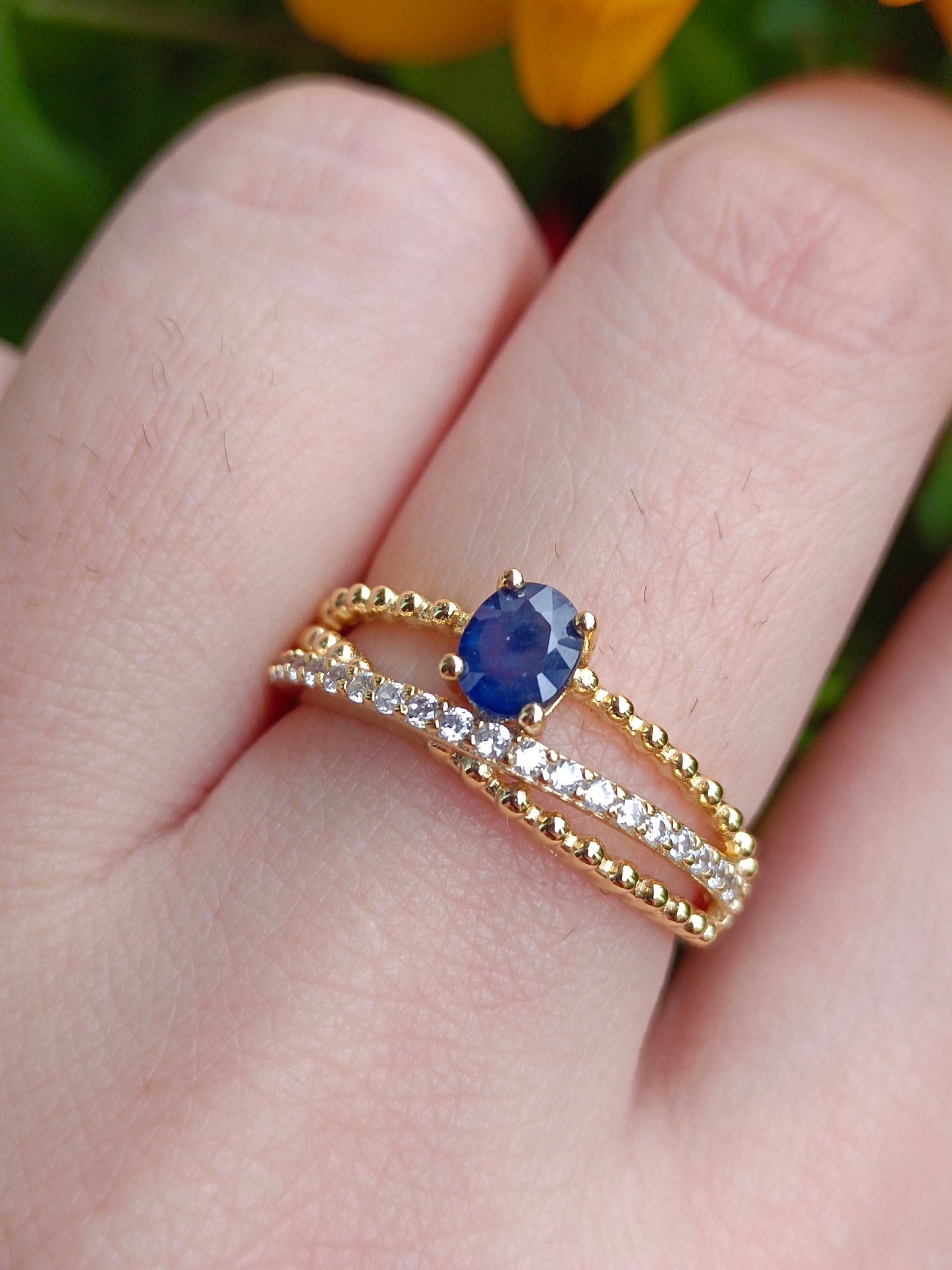 Anello con zaffiro naturale: un gioiello di intelletto, eleganza e saggezza