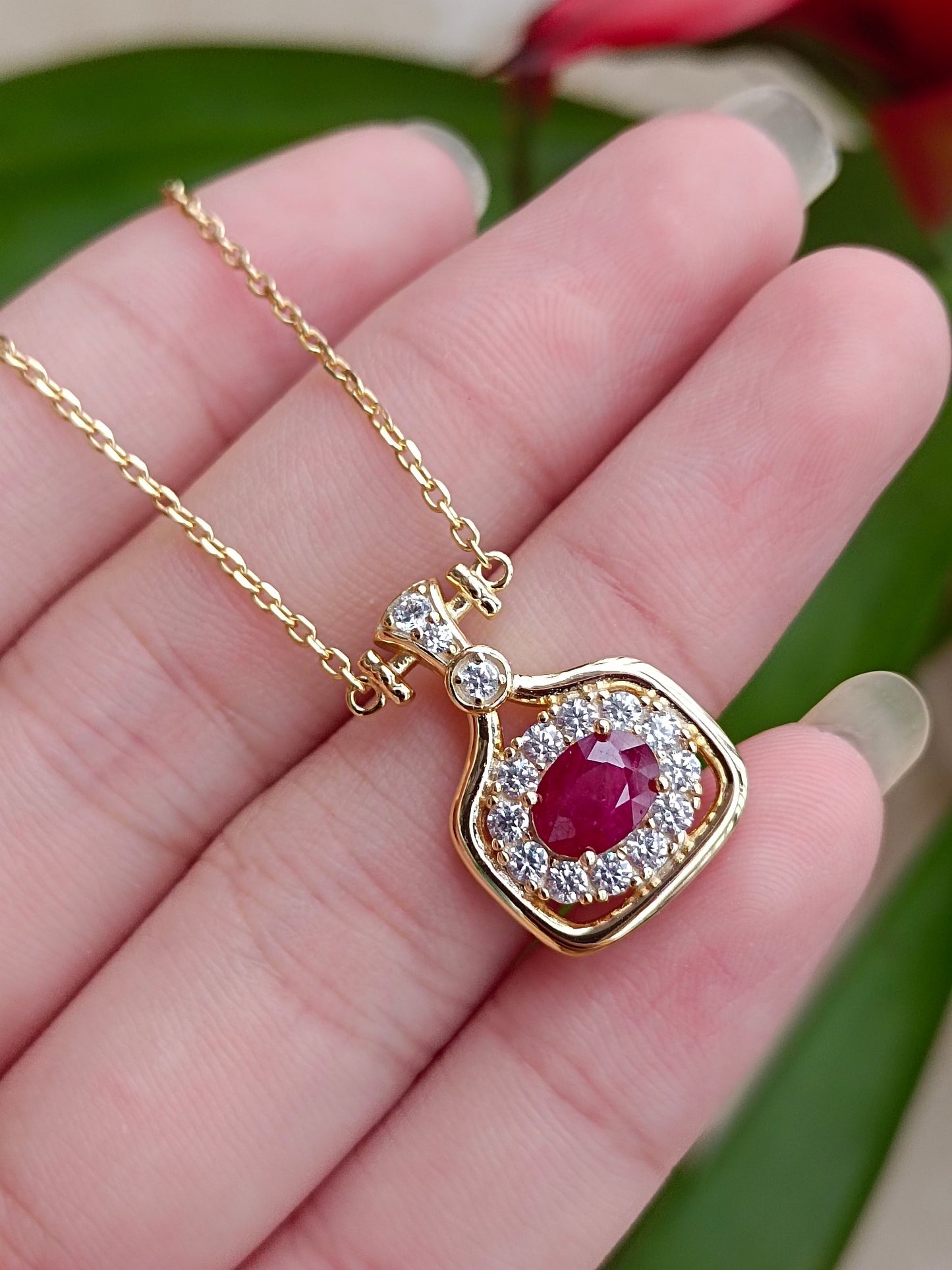 Collana con ciondolo rubino alla moda con bottiglia di profumo - Gioiello elegante