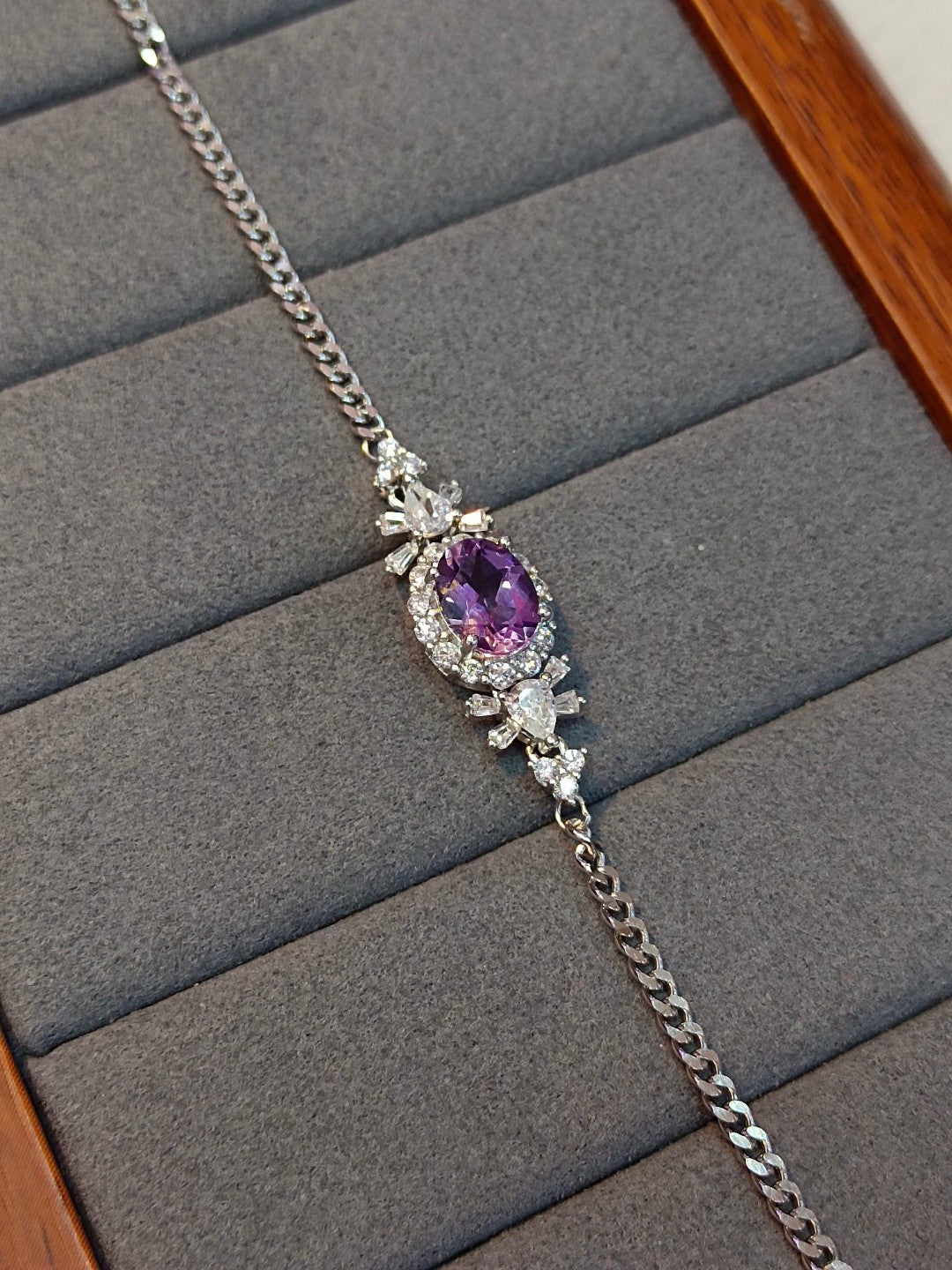 Elegante lilla krystallsmykker: naturlig ametystarmbånd
