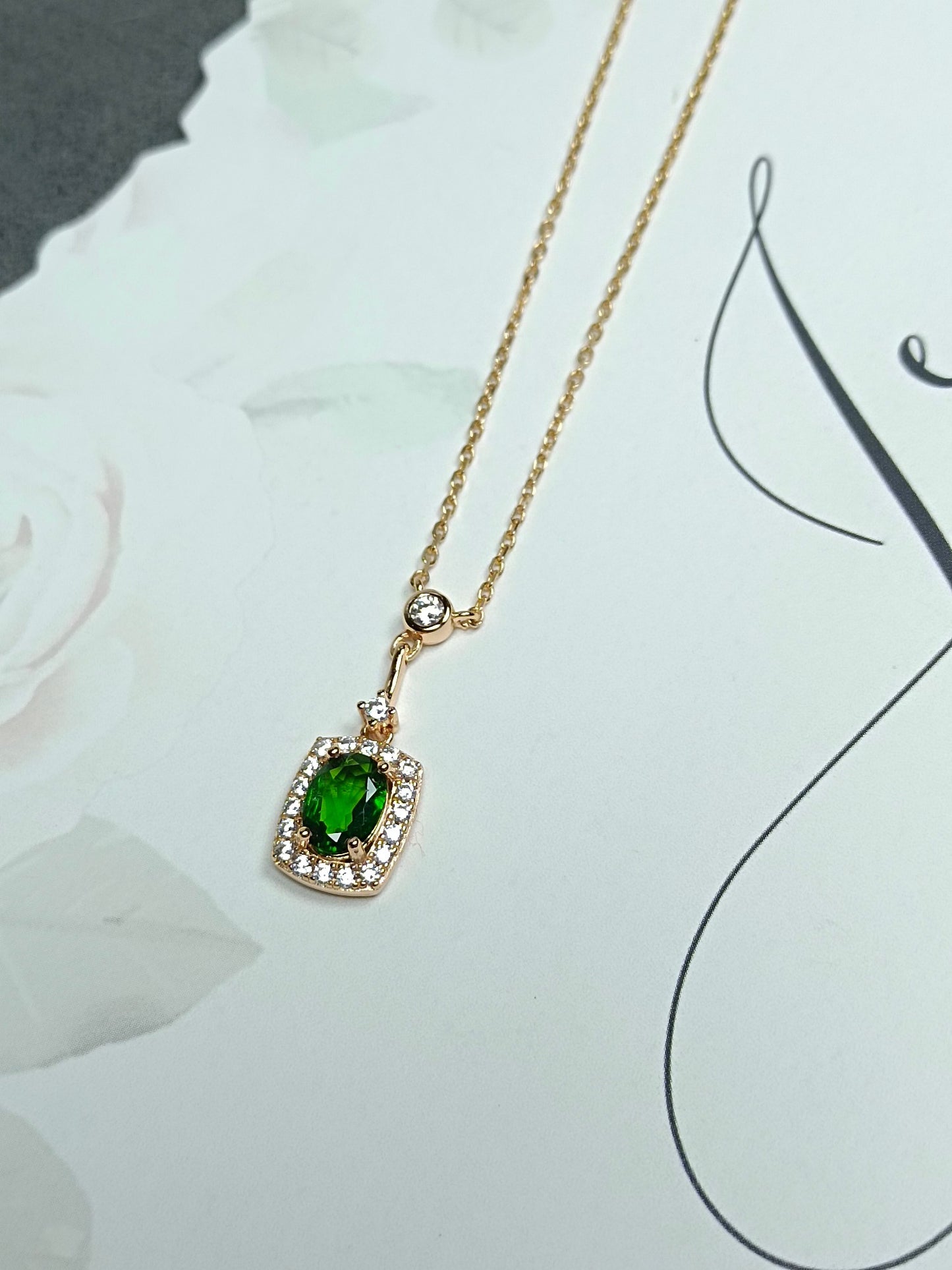 Collana con diopside naturale: un simbolo di speranza, salute e longevità nei gioielli