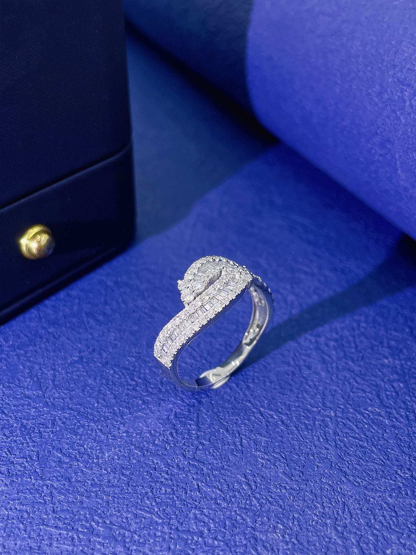 18K Diamond Arrow Ring - Premium Jewelry Collection - White Diamond Ring