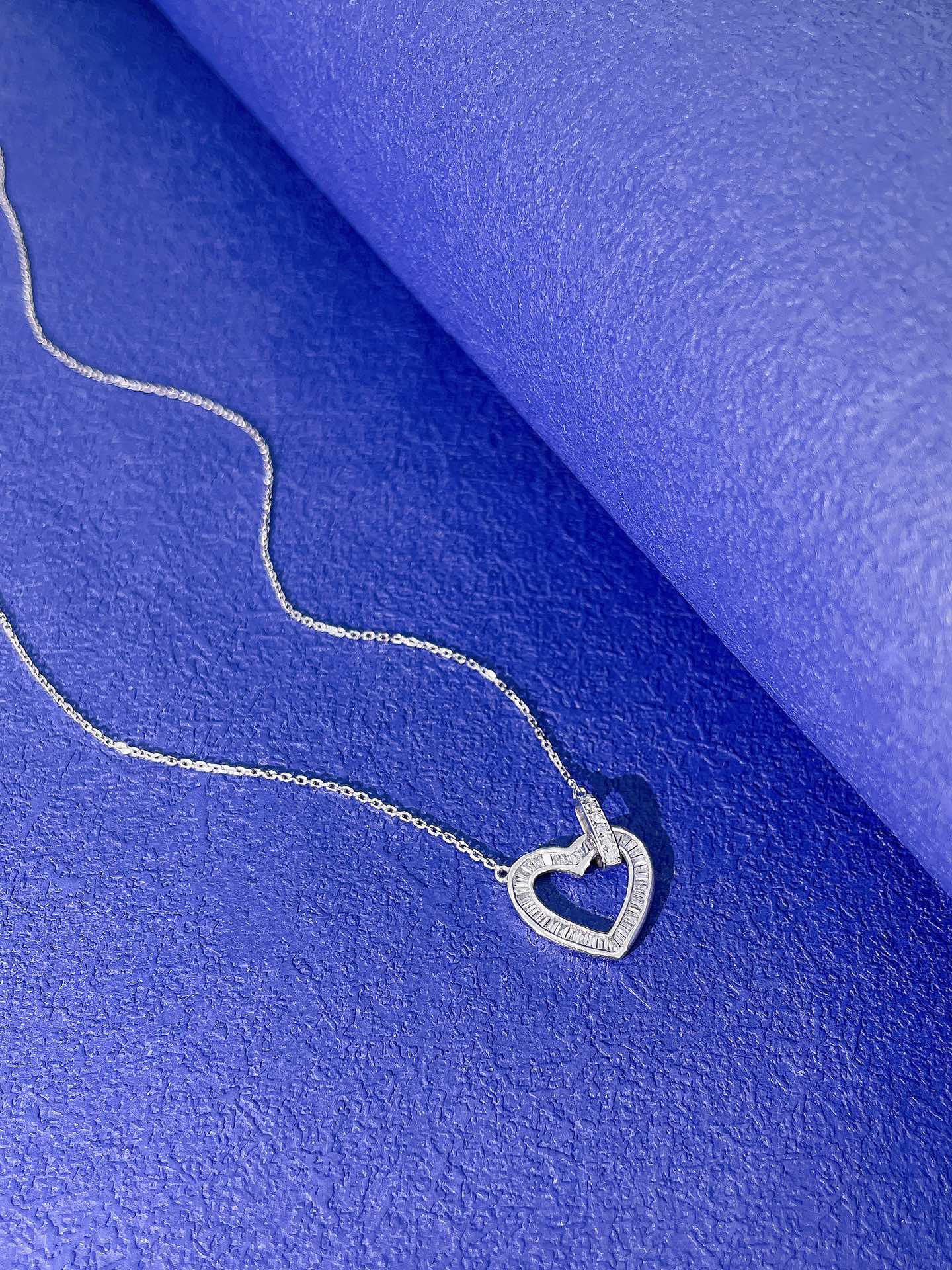 18K Diamond Double Heart Pendant Necklace - Elegant Jewelry Choice - White Diamond Necklace
