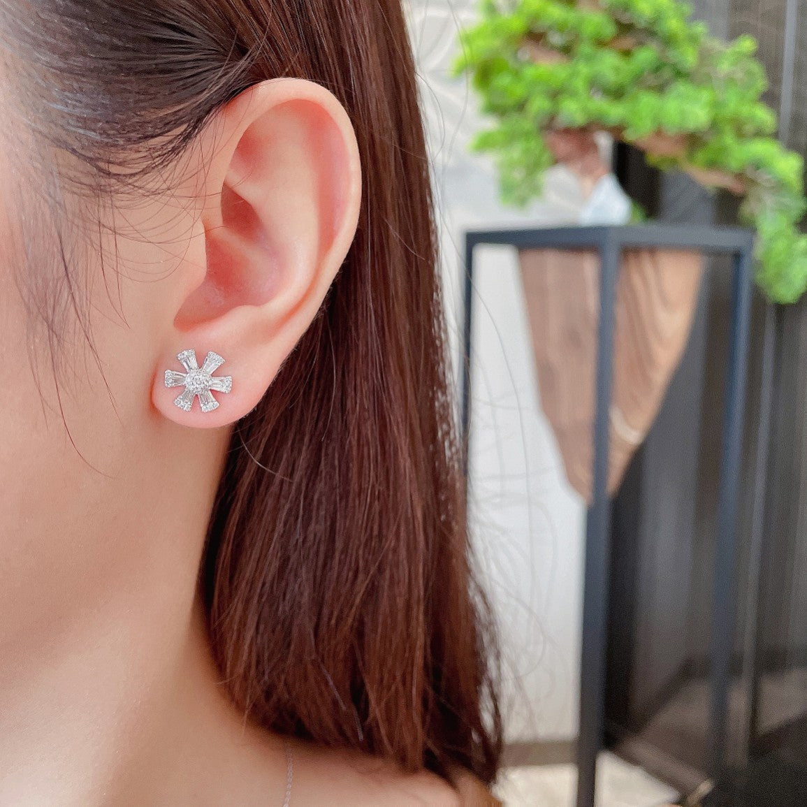 18K Diamond Flower Stud Earrings - Jeweler.Jewelry