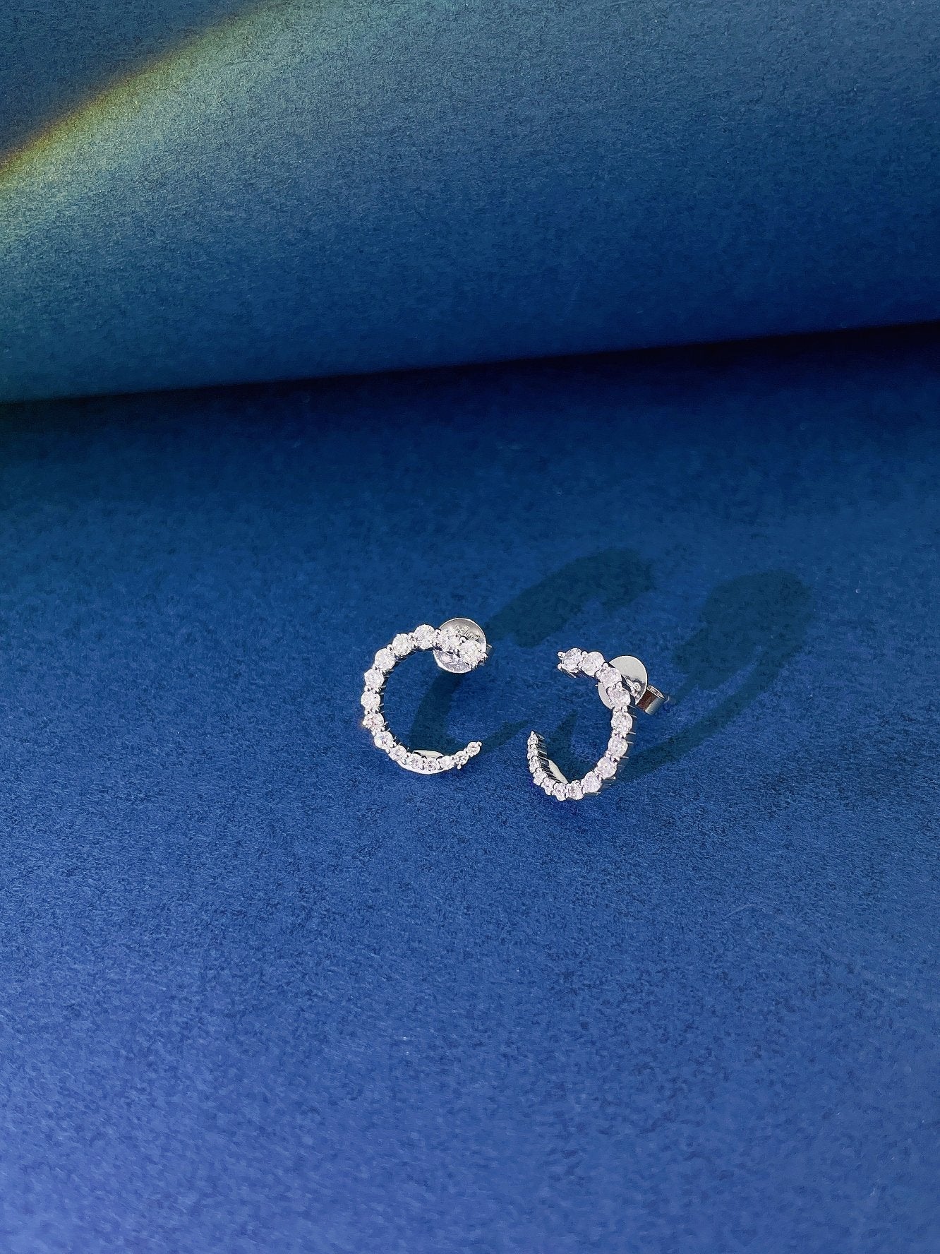 18K Diamond Gradient C-Shaped Earrings - Jeweler.Jewelry