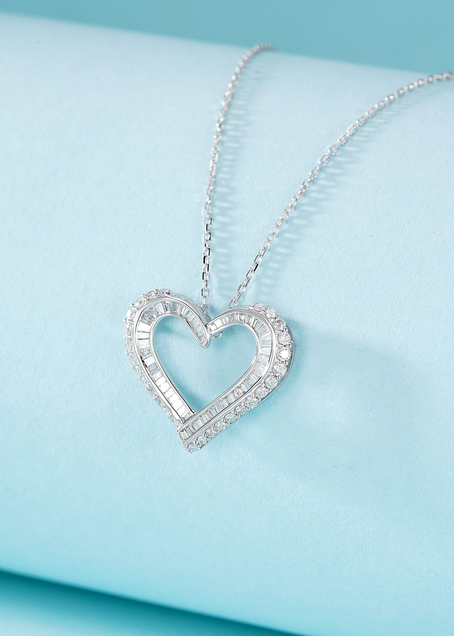 18K Diamond Heart-Shaped Pendant Necklace - Elegant Jewelry Piece - White Diamond Necklace