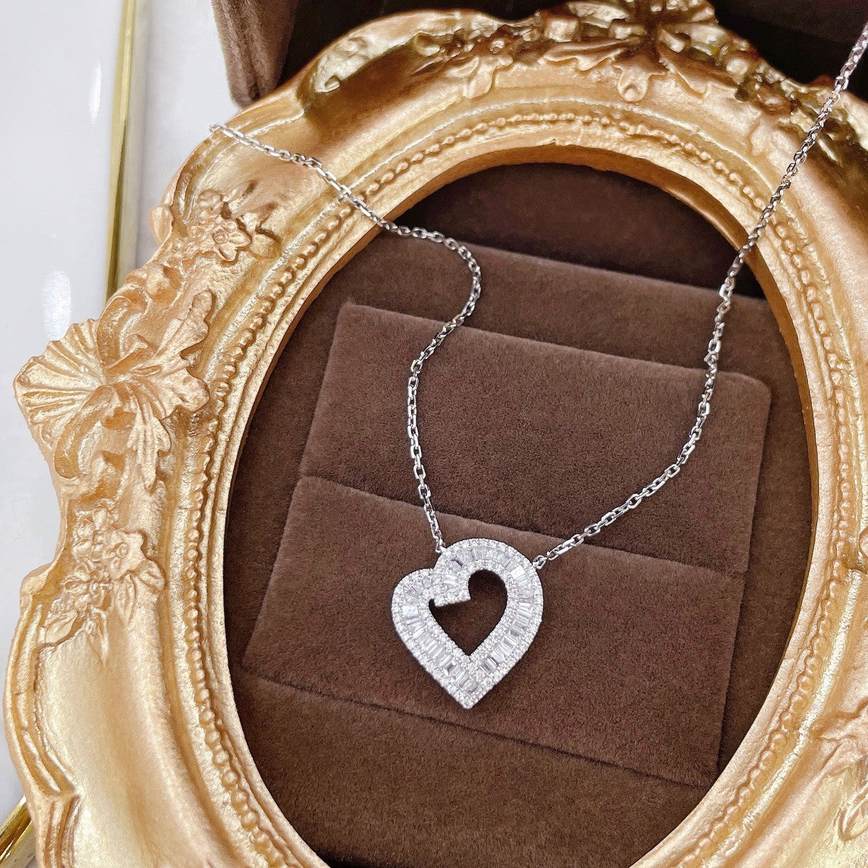 18K Diamond Heart-Shaped Pendant Necklace - Luxurious Jewelry - White Diamond Necklace