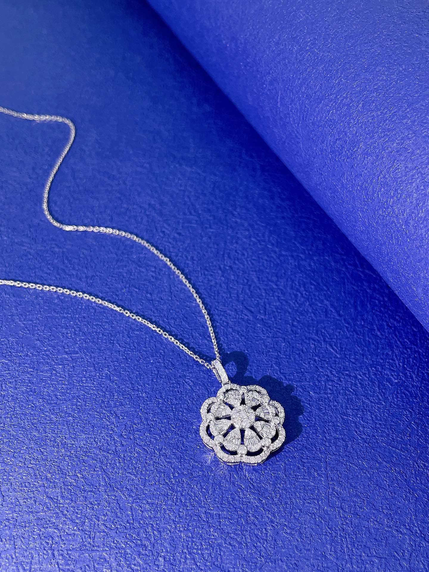 18k Diamond Hollow Flower Circle Necklace - Elegant Jewelry Piece - White Diamond Necklace