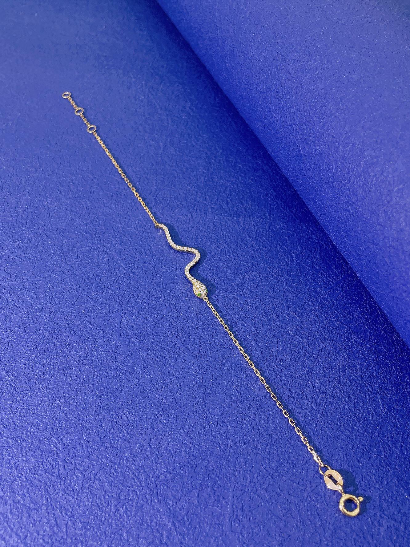 18K Diamond Snake Bracelet - Luxurious Jewelry Piece - White Diamond Bracelet