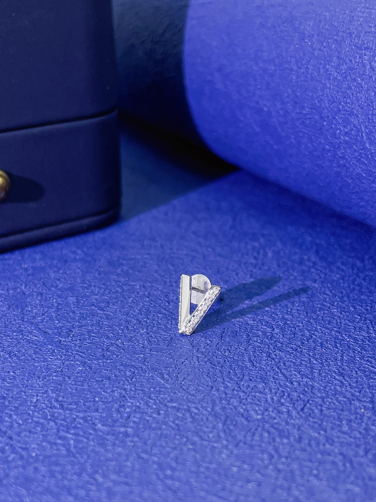 18K Diamond V-Shaped Small Earrings - Luxury Jewelry - Jeweler.Jewelry