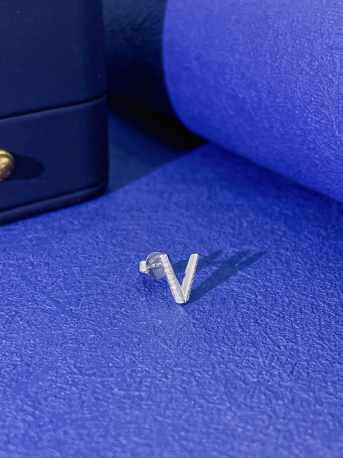 18K Diamond V-Shaped Small Earrings - Luxury Jewelry - Jeweler.Jewelry