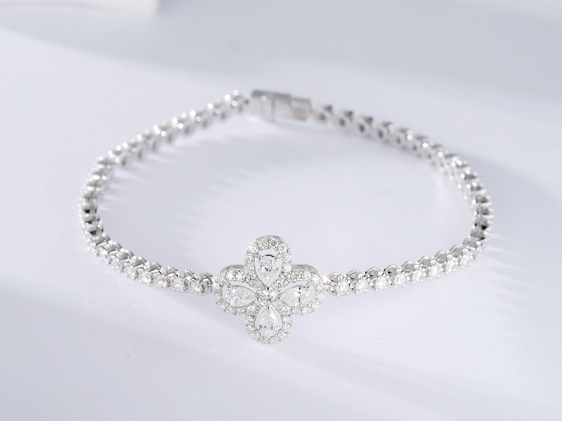 18K Diamond Waterdrop Four-Leaf Clover Bracelet - Luxurious Jewelry - White Diamond Bracelet
