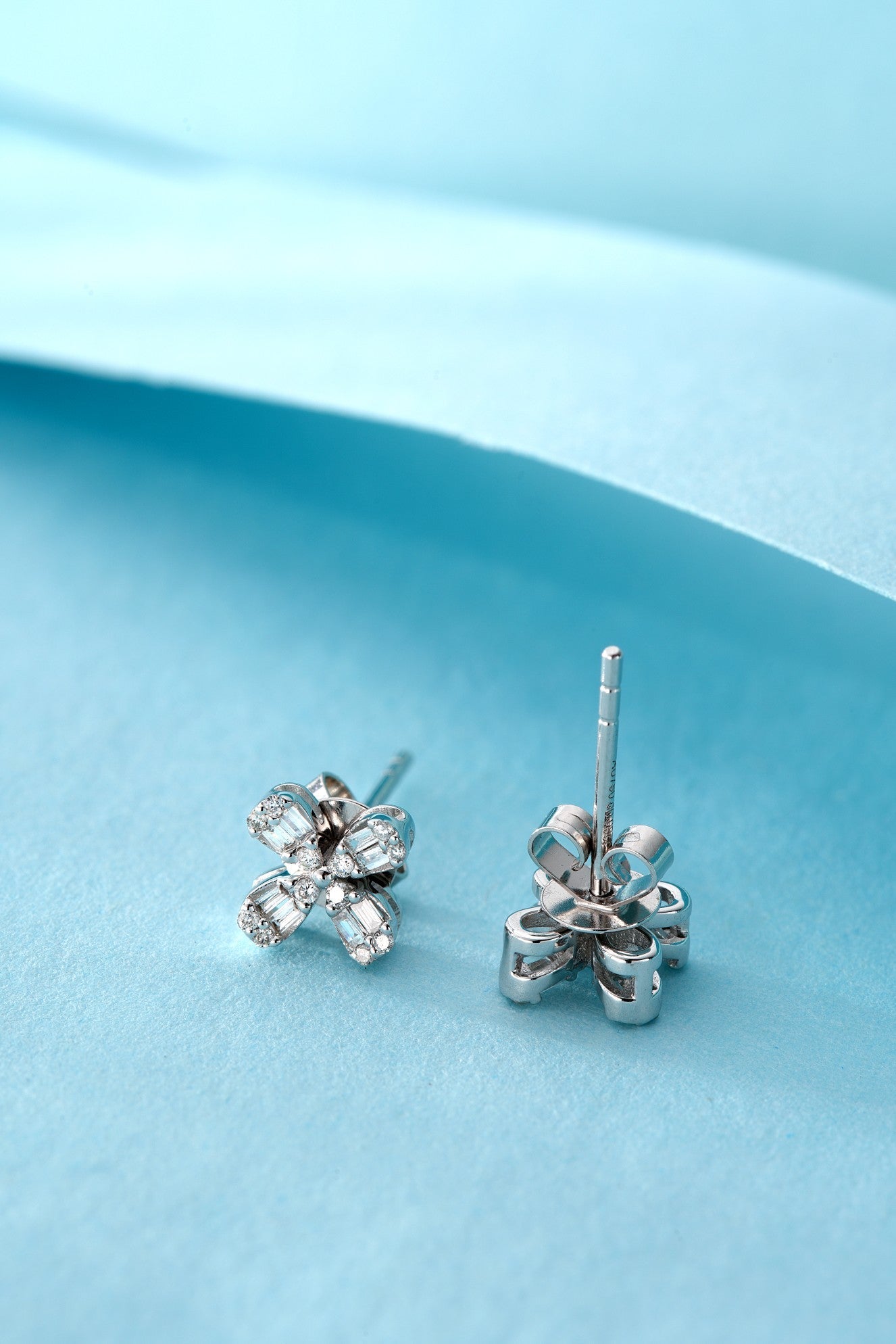 18K Four-Leaf Clover Earrings - Luxurious Jewelry Piece - Jeweler.Jewelry