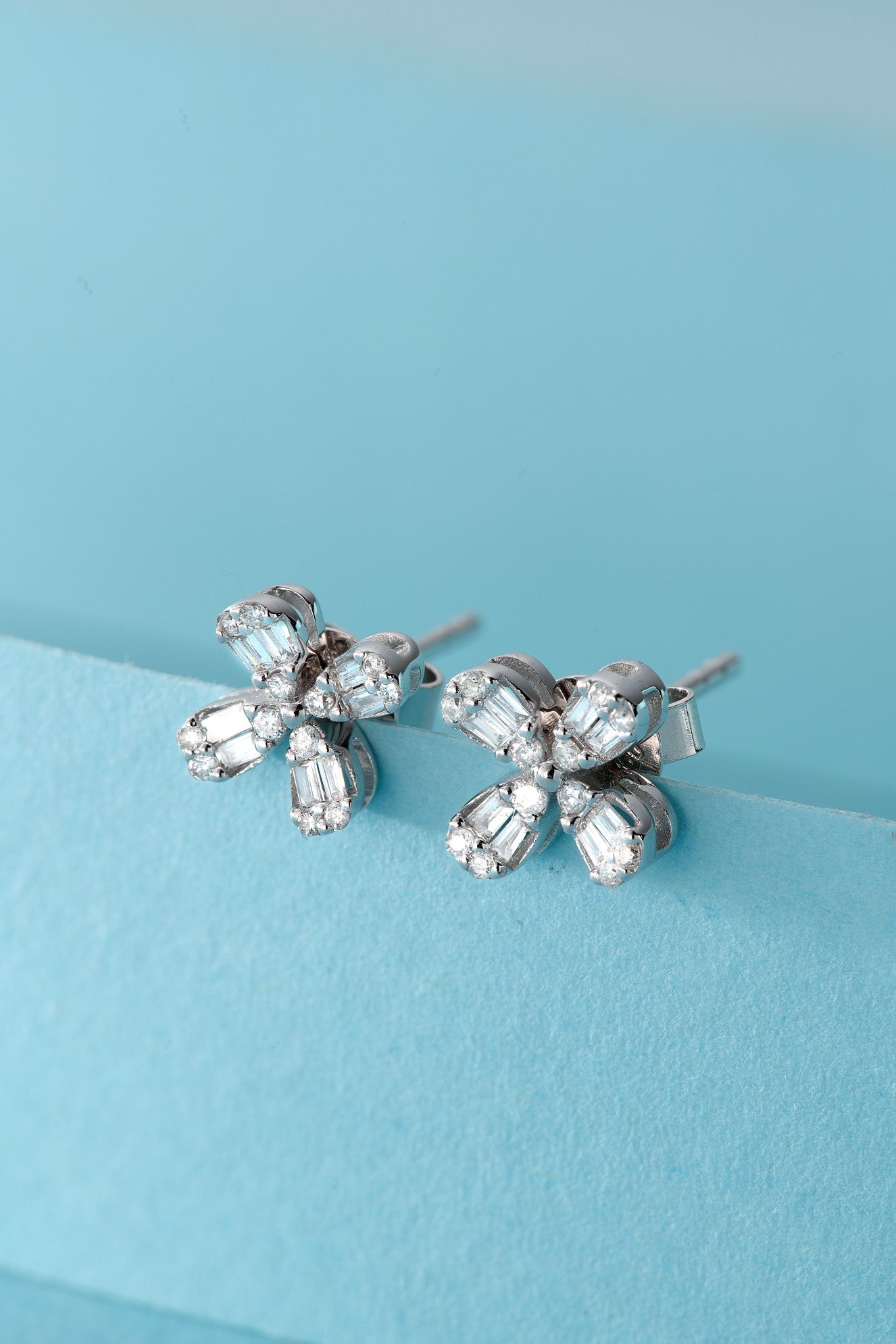 18K Four-Leaf Clover Earrings - Luxurious Jewelry Piece - Jeweler.Jewelry