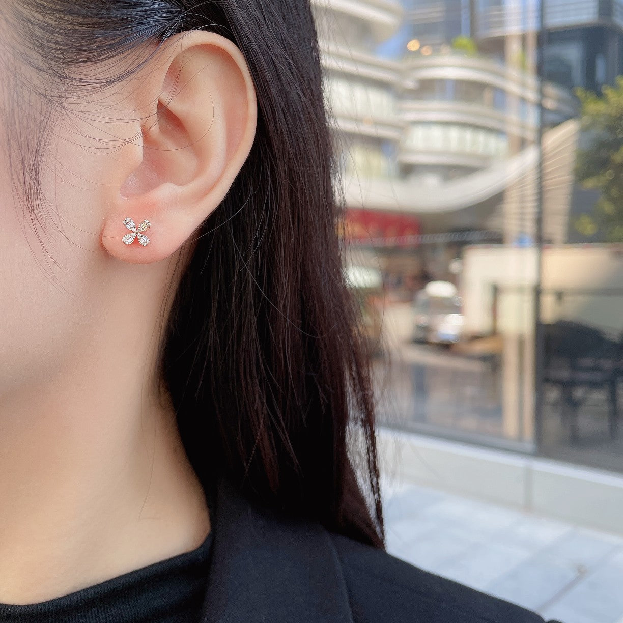 18K Four-Leaf Clover Earrings - Luxurious Jewelry Piece - Jeweler.Jewelry