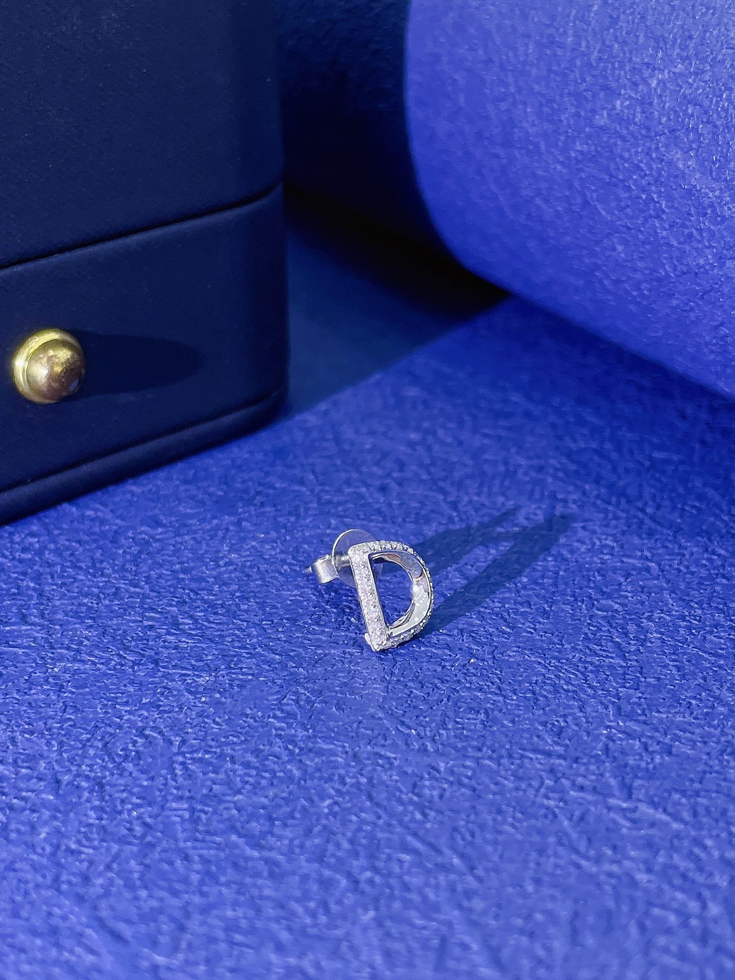18K Gold Diamond D-Shape Small Earrings - Jeweler.Jewelry