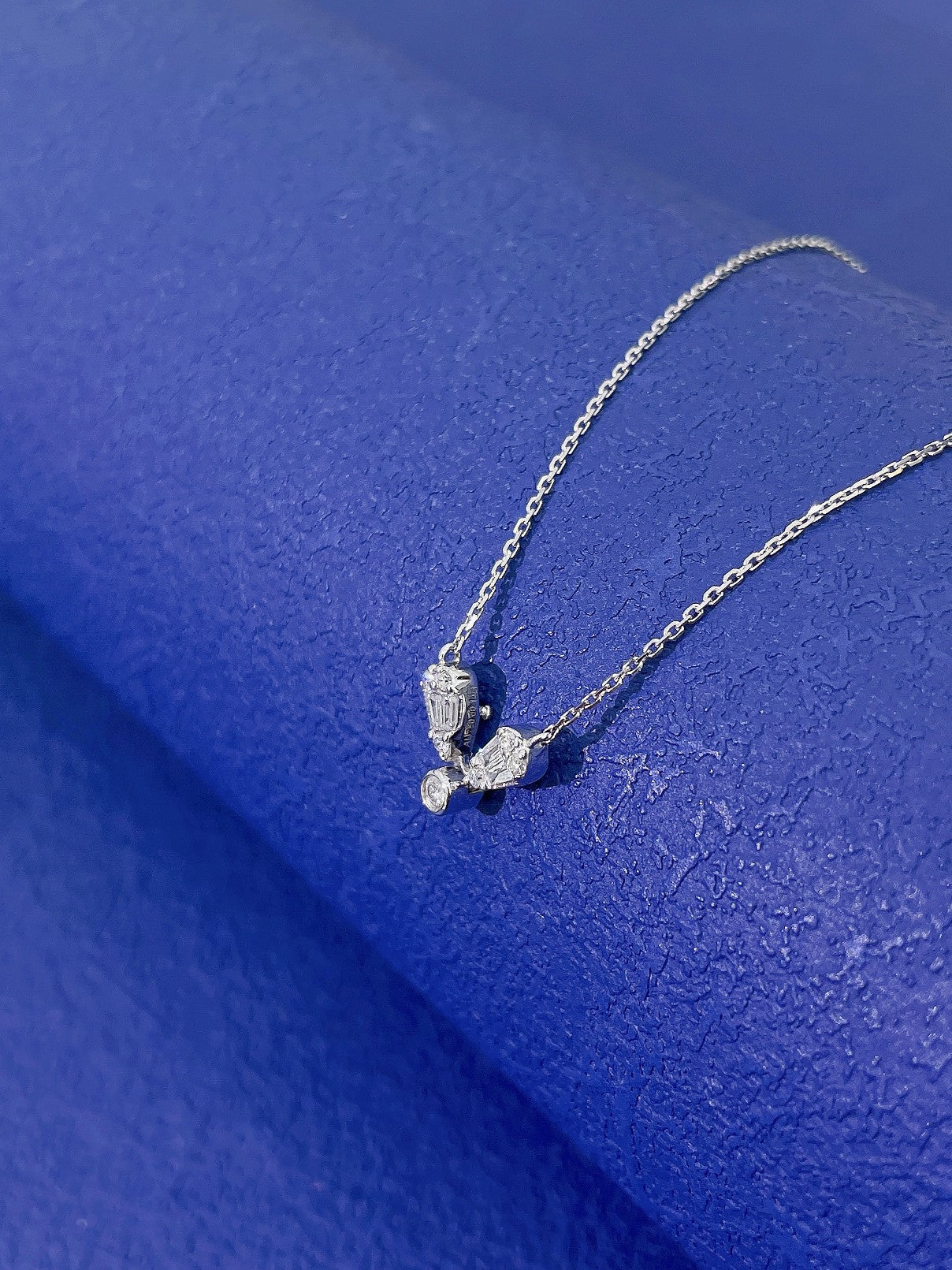 18K Heart-Shaped Two-Way Pendant Jewelry - White Diamond Necklace