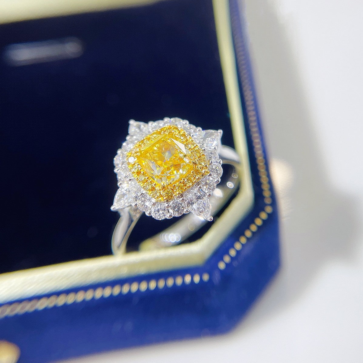 18K Yellow Gold Diamond Cushion-Cut Straight Arm Ring with AGL Certificate - Luxurious Jewelry - Yellow Diamond Ring