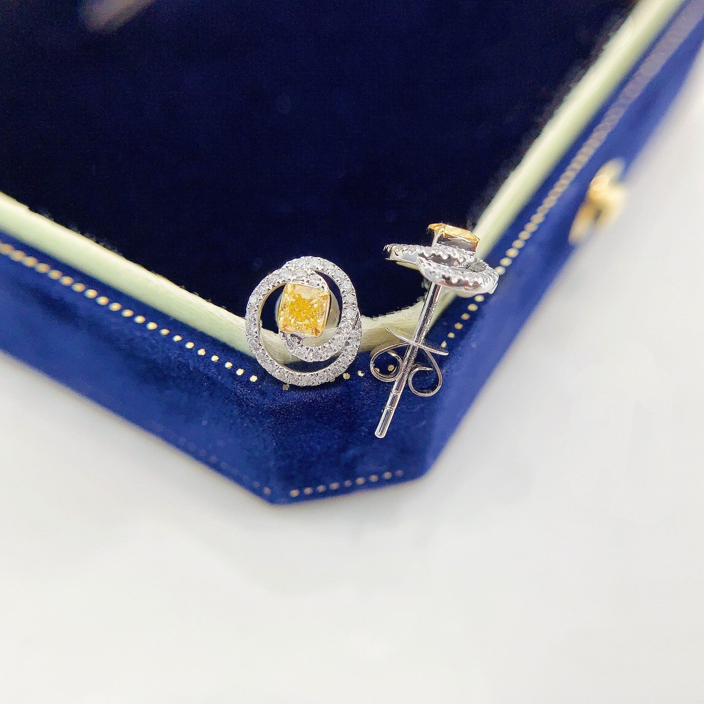 18K Yellow Gold Diamond Pillow-shaped Rotating Hollow-out Earrings - Jeweler.Jewelry