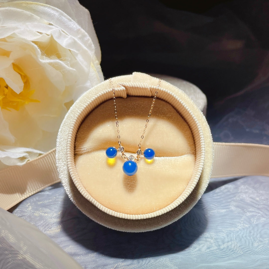 Nowość: Wisior z 18-karatowego złota z osadzonym niebieskim bursztynem dominikańskim - biżuteria z romantycznego wszechświata