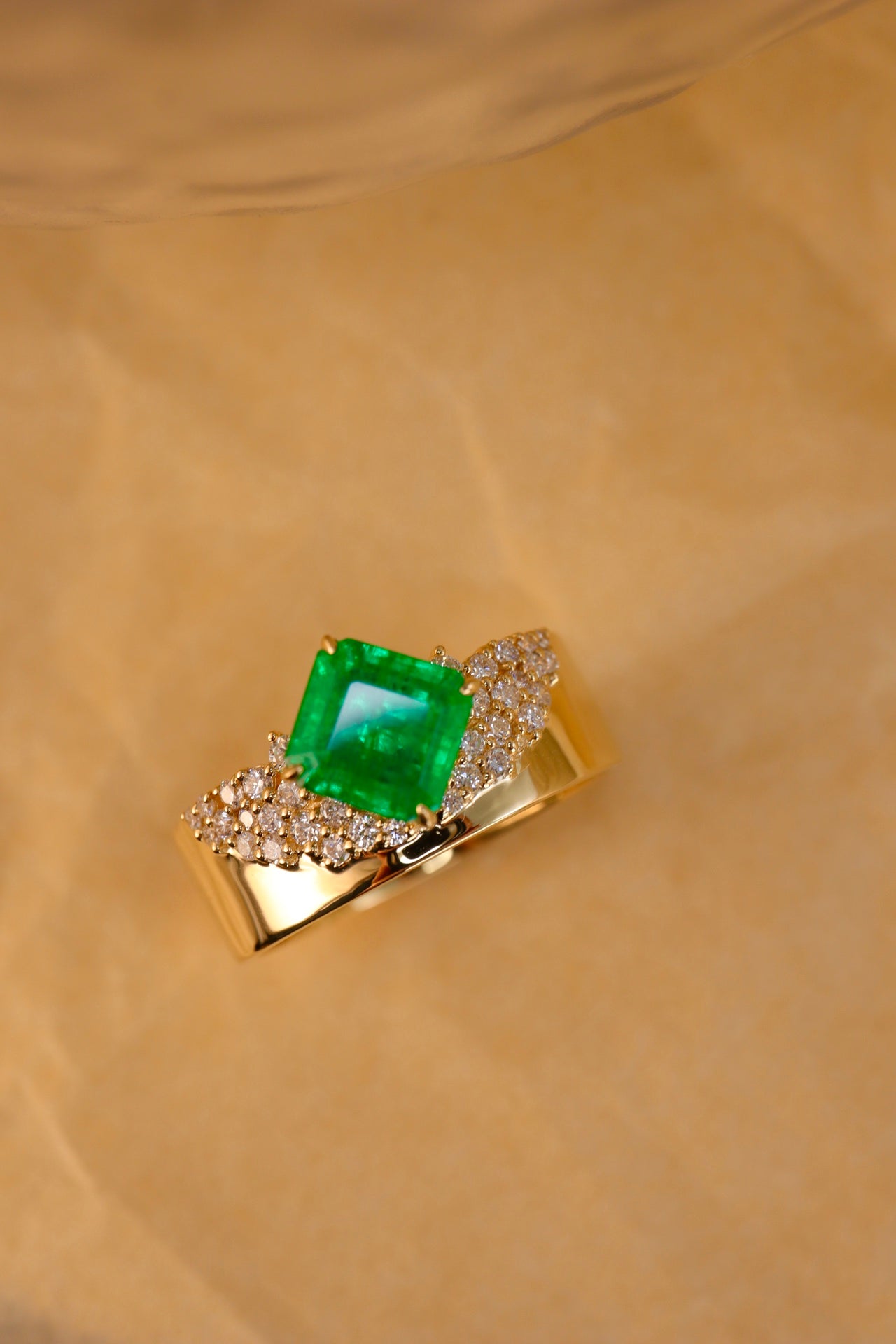 Schmuckstück aus Panjshir-Smaragd und Diamanten – ein funkelndes Juwel