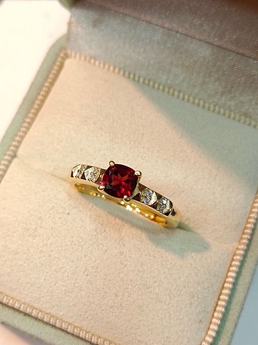 Elegante anello con granato taglio principessa in argento S925 - Gioiello regolabile