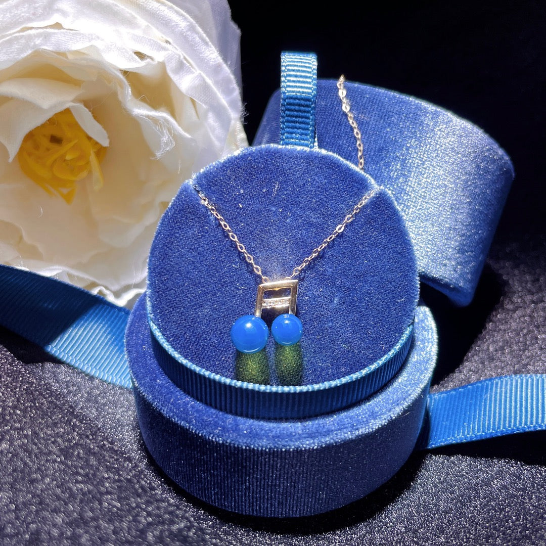 Eco otoñal de la primavera: Colgante de ámbar azul dominicano incrustado en oro de 18 quilates - Joyería Única