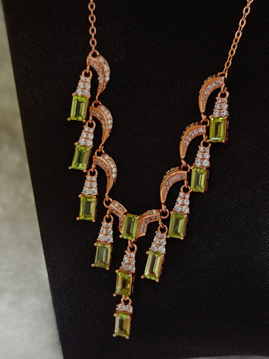 Prachtige halsketting met olijfstenen kwastjes - een genot voor sieraden
