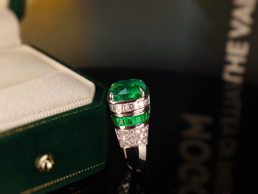 Bague émeraude avec un design artistique architectural | Bijoux haut de gamme