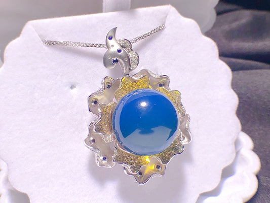 Bijoux exclusifs | Danse enchanteresse de fleurs et de pierres précieuses : pendentif en ambre bleu dominicain incrusté d'or 18 carats