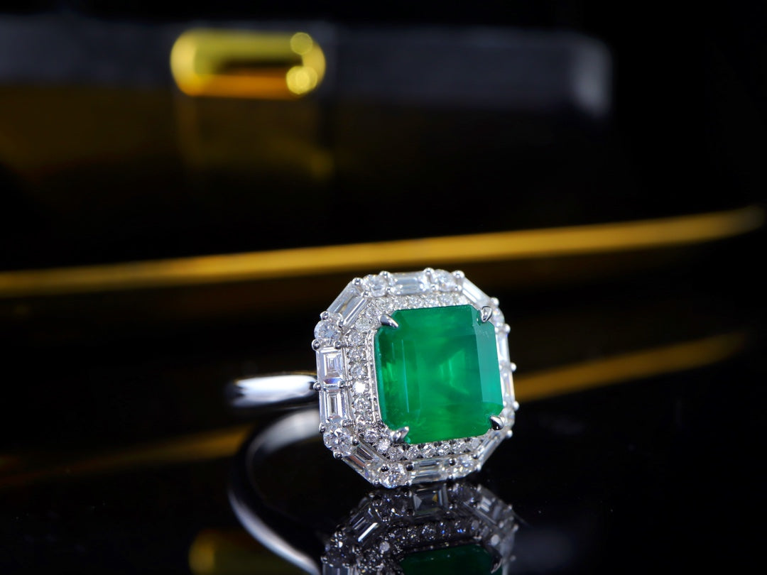 Smaragdring: Lebhaft grüner, klassischer Eleganzschmuck