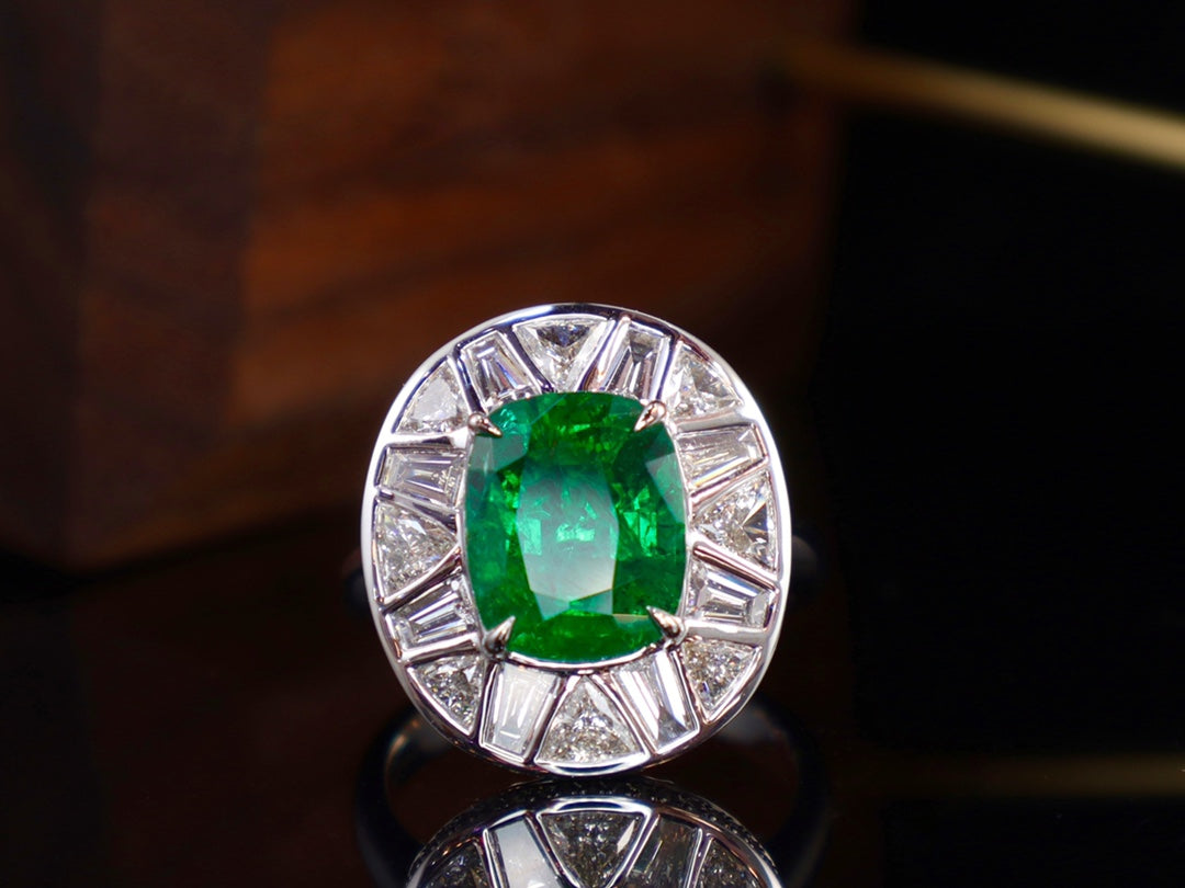 Anello con smeraldo: capolavoro di gioielleria verdeggiante di prima qualità