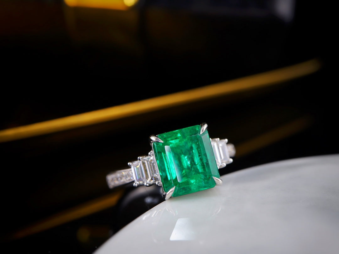 Anello con smeraldo - Gioiello verde brillante da indossare ogni giorno