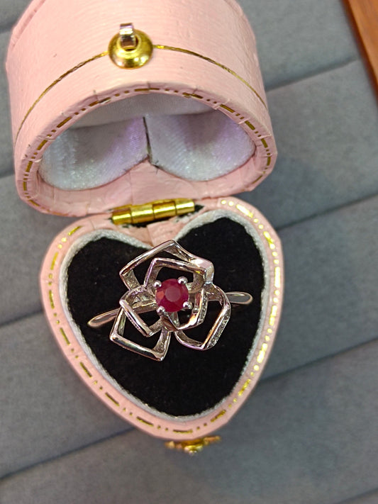 S925 Silver Crafted Ruby Rose Cutout Ring - Unik smykkedesign