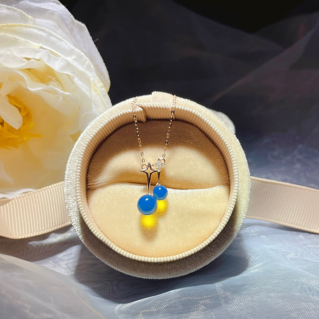 وصول جديد: قلادة من الكهرمان الأزرق الدومينيكي المضمنة بالذهب عيار 18 قيراط - مجوهرات أنيقة