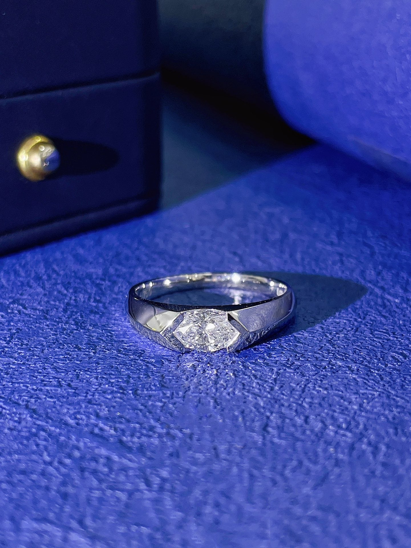 18 Karat kultivierter einzelner Marquise-Armring-Schmuck