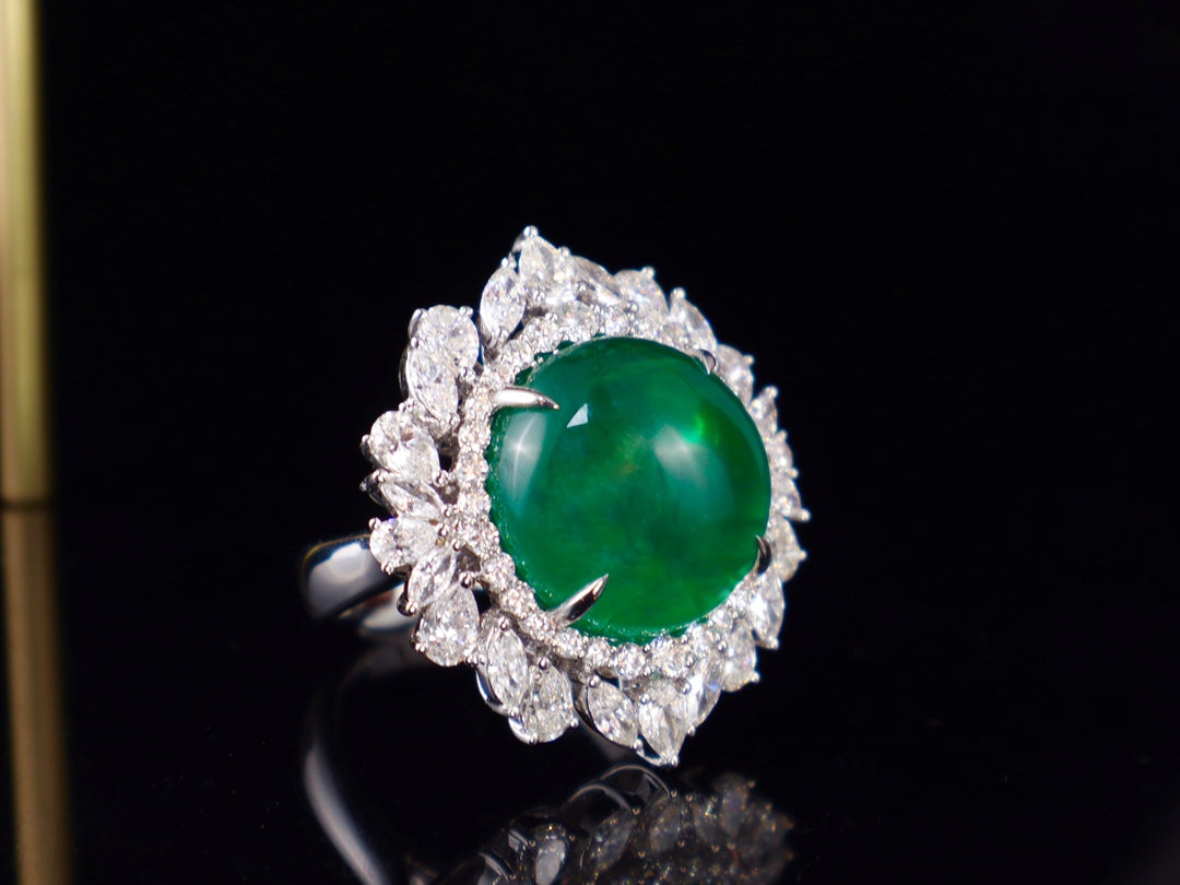 Anello con smeraldo: gioielli verde brillante di squisita fattura
