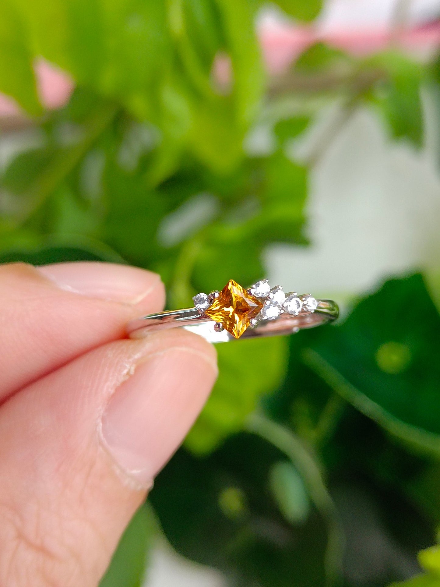 Splendido anello in cristallo giallo taglio principessa: gioielli squisiti
