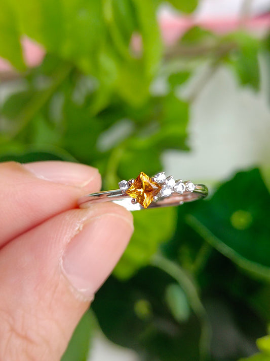 Splendido anello in cristallo giallo taglio principessa: gioielli squisiti