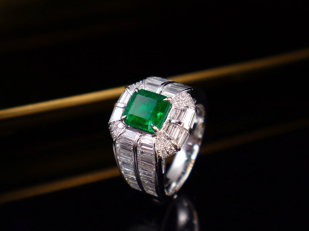 Anello gioiello con smeraldo: un capolavoro di eleganza e classe