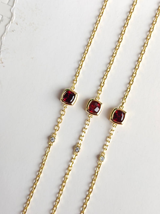 Bracciale con granato naturale taglio principessa - Design di gioiello unico